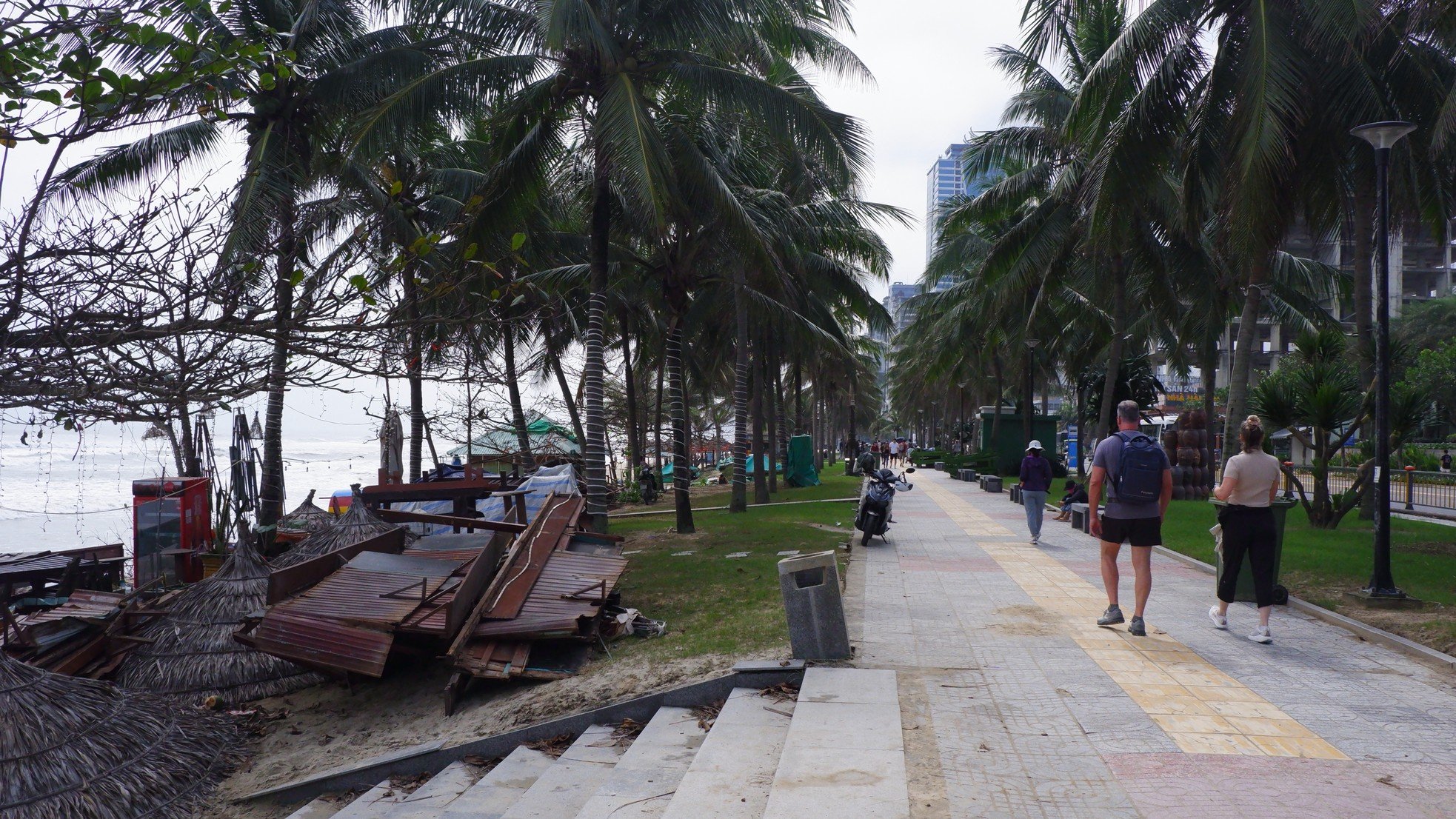 Schwere Erdrutsche am Strand von Da Nang, viele Kioske wurden von den Wellen zerstört Foto 7