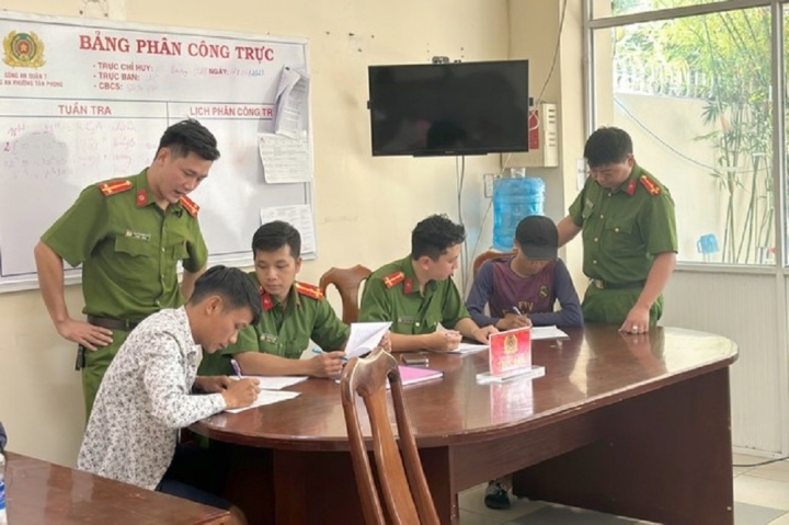 Colocación de 5.000 anuncios de succión de fosas sépticas en postes eléctricos todas las noches en Ciudad Ho Chi Minh - 1