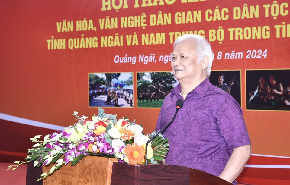 Le professeur Dr. Le Hong Ly, président de l'Association des arts populaires du Vietnam, a pris la parole lors de la conférence.