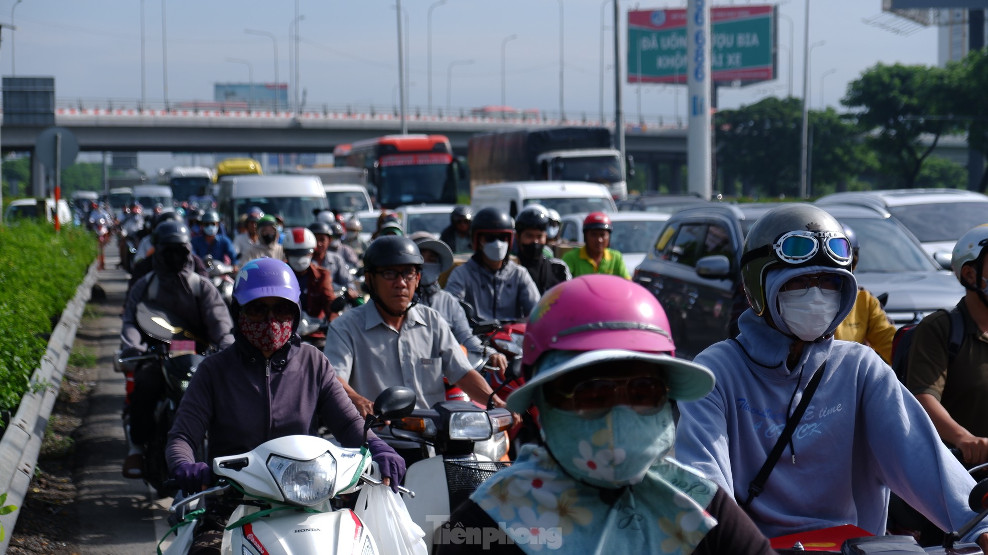 First day of September 2nd holiday: Train stations and bus stations crowded, Tan Son Nhat airport surprisingly clear photo 3