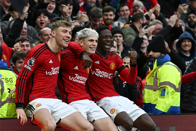 Von links: Rasmus Hojlund, Alejandro Garnacho und Kobbie Mainoo feiern ein Tor beim Sieg von Man Utd über West Ham im Old Trafford, Manchester, in der 23. Runde der Premier League am 4. Februar 2024. Foto: AFP