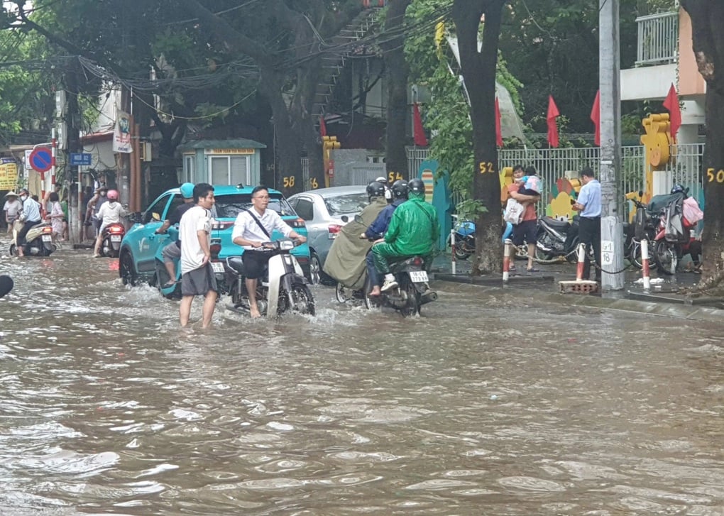 Hà Nội: Đầu tuần trường học bất ngờ ngập sâu, phụ huynh nháo nhác - 1