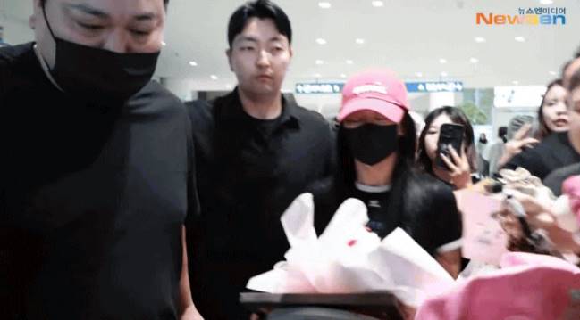 Fans jostled to get close to the female singer. Photo: Screenshot