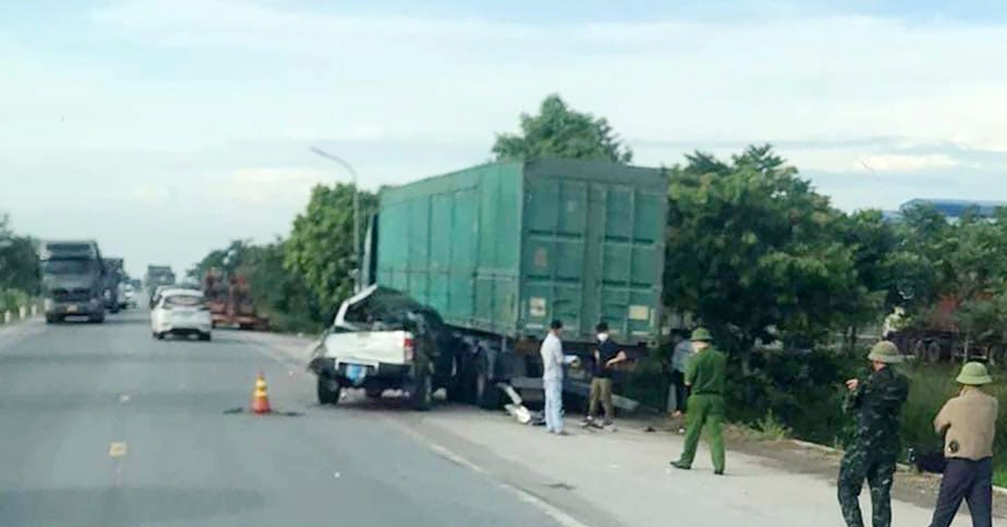 Xe bán tải húc vào container đậu bên đường, 6 người thương vong