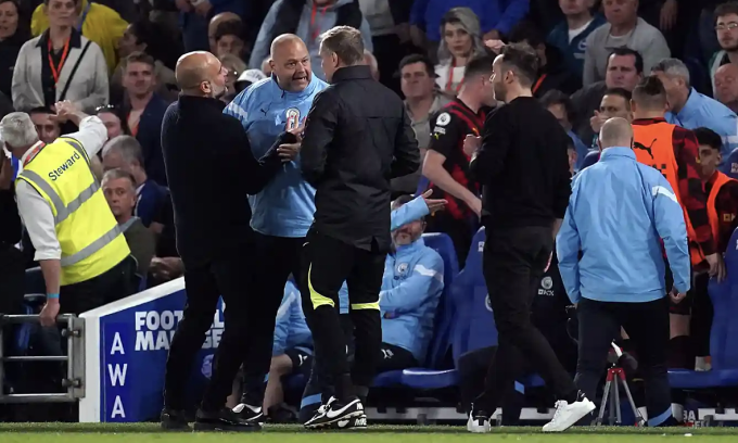 Guardiola (vorne links) beschwert sich beim Schiedsrichter, nachdem Man City am 24. Mai 2023 beim 1:1-Unentschieden gegen Brighton in der Premier League im Amex-Stadion ein Tor nicht anerkannt wurde. Foto: PA