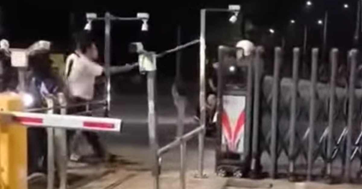 مطالبة الشركة بالتعامل مع حارس الأمن الذي هدد الشاب أمام سكن جامعة هوشي منه الوطنية