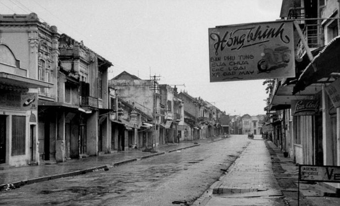 1954년 10월 10일 이른 아침, 카우고 거리의 조용한 풍경.