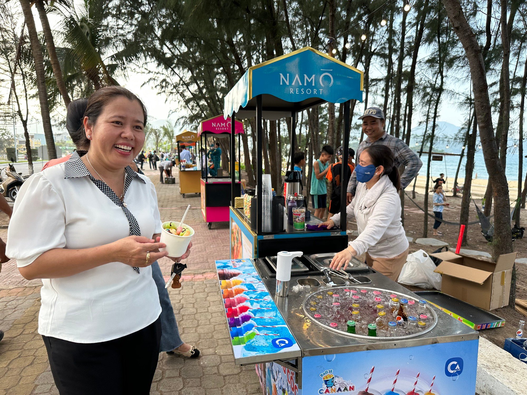 Bí thư Thành ủy Đà Nẵng Nguyễn Văn Quang 'mở hàng' Phố ăn vặt Nam Ô - Ảnh 1.