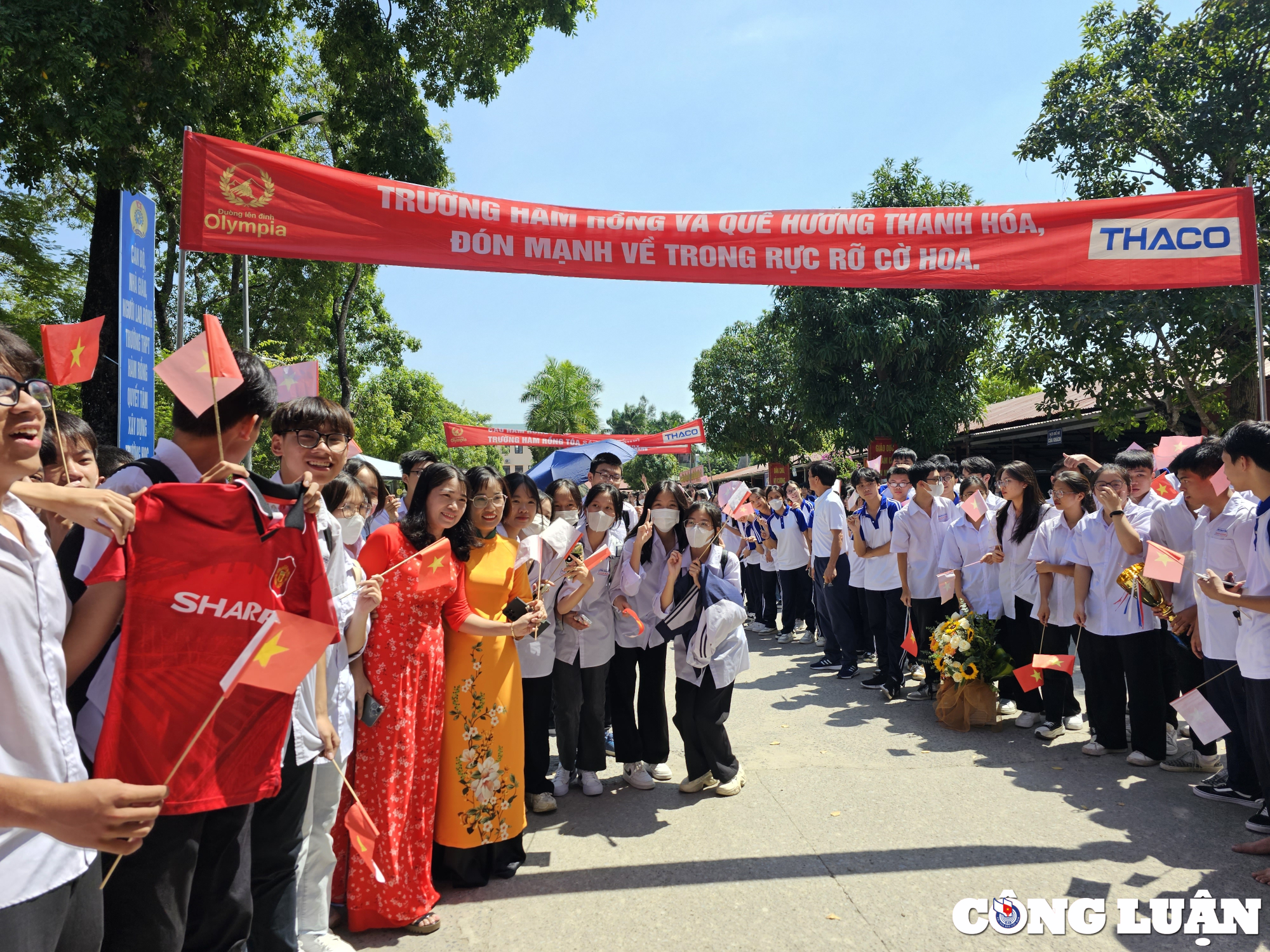 Thanh Hoa Ham Rong High School welcomes the 2023 Olympic champion photo 2