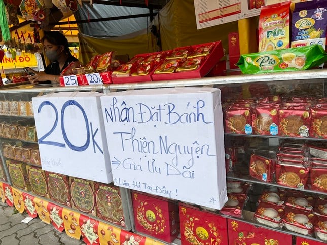 Bánh trung thu gần 300.000 đồng/cái, nhưng mua 1 tặng... 3 ảnh 4