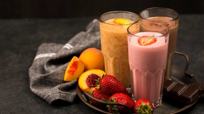 Frucht-Smoothies sind im Sommer ein gesunder Snack für Kinder. Foto: Freepik