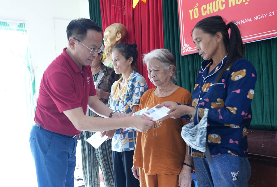 Cérémonie de remise de cadeaux dans le quartier de Linh Nam. Photographie de Thanh Hai.