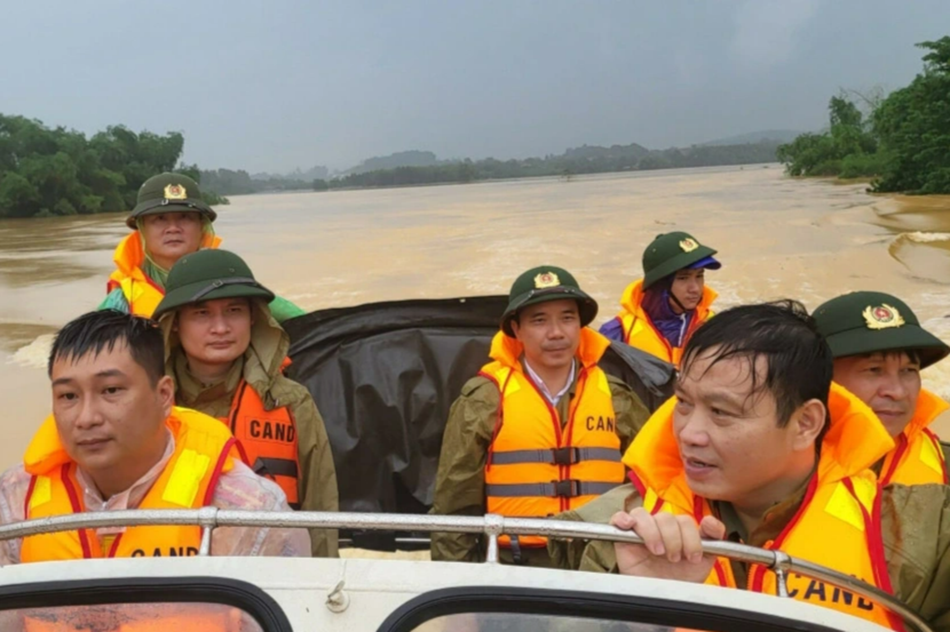 Nỗi đau vùng lũ: Chờ nước rút tiễn người quá cố, nhiều trẻ lâm cảnh mồ côi - 11