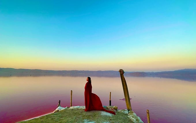 Lago de sal rosa natural en la ciudad de Shiraz, capital de la provincia de Fars, suroeste de Irán.