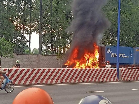 Binh Duong: Feuer brennt Container-LKW-Kabine nieder Foto 1