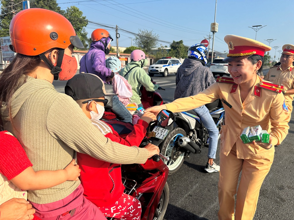 イベント - ヴィンロン警察の交通警察が人々にミネラルウォーターとミルクを配布