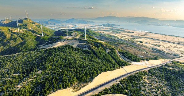 Admirez la route pittoresque à travers les dunes de sable doré et les éoliennes géantes