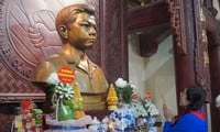 Ha Tinh Provincial Youth Union offers incense and commemorates Hero Ly Tu Trong