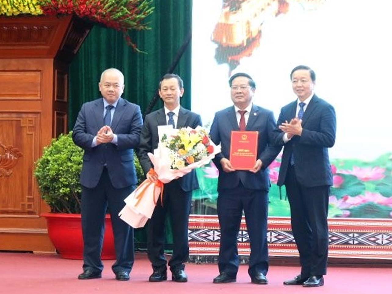 Deputy Prime Minister presented the Decision to the Chairman of the Provincial People's Committee,