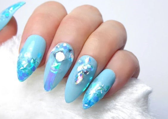 La couleur bleue des ongles est à nouveau tendance en été