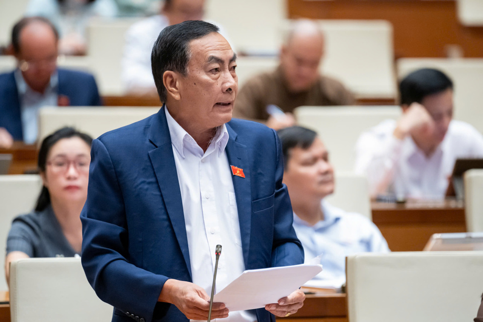 El delegado de la Asamblea Nacional, Pham Van Hoa (delegación de la Asamblea Nacional de la provincia de Dong Thap), debatió en la sala. Foto: Quochoi.vn