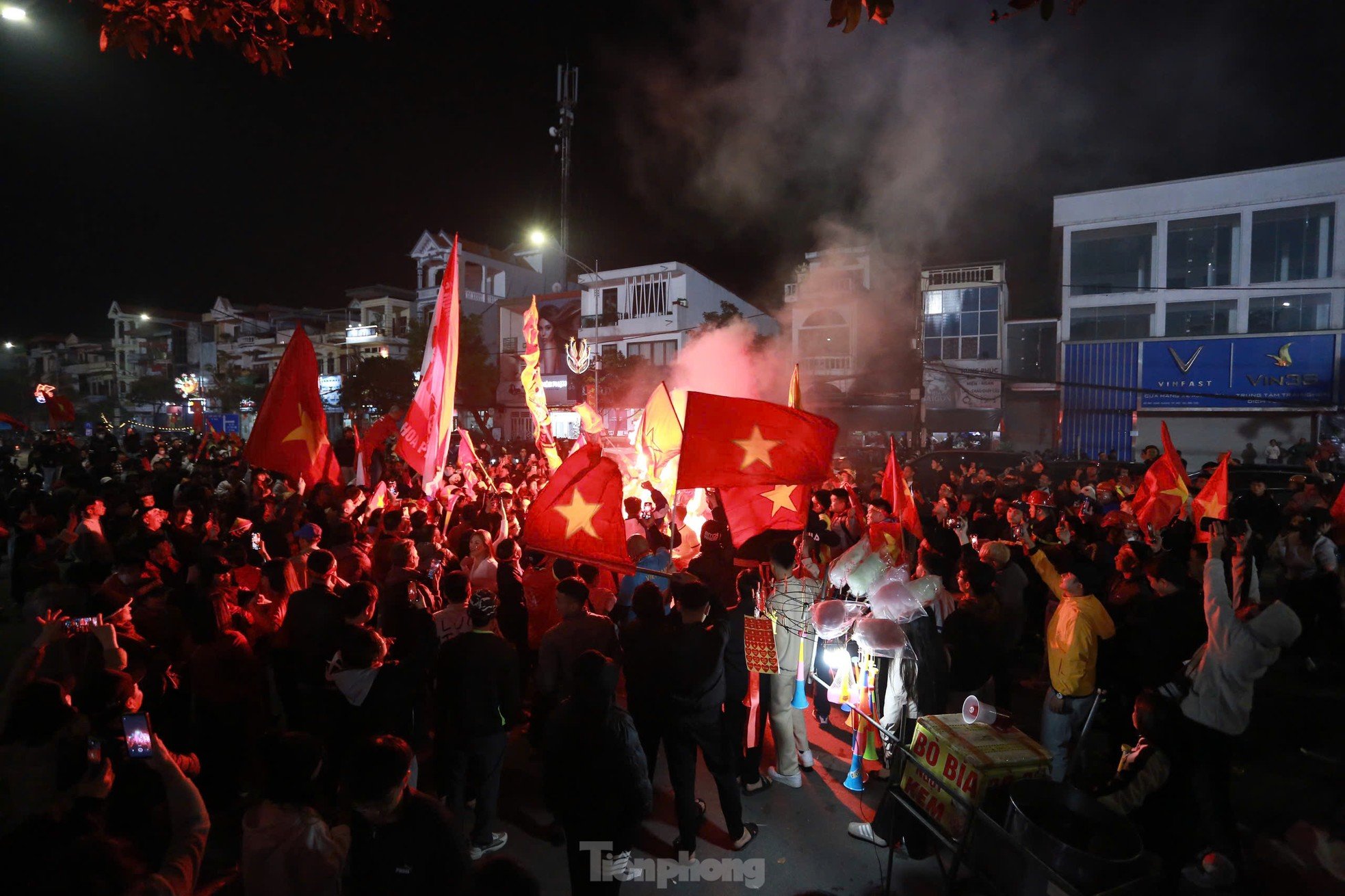 Viet Tri people stay up all night to celebrate Vietnam team entering the finals photo 18