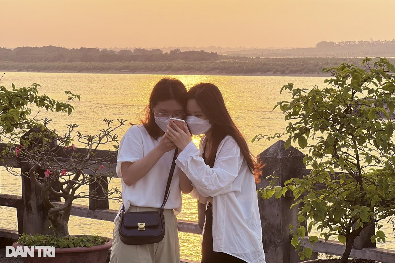Mặc nắng nóng, giới trẻ đổ xô đi ngắm hoàng hôn ven bờ sông Hồng - 10