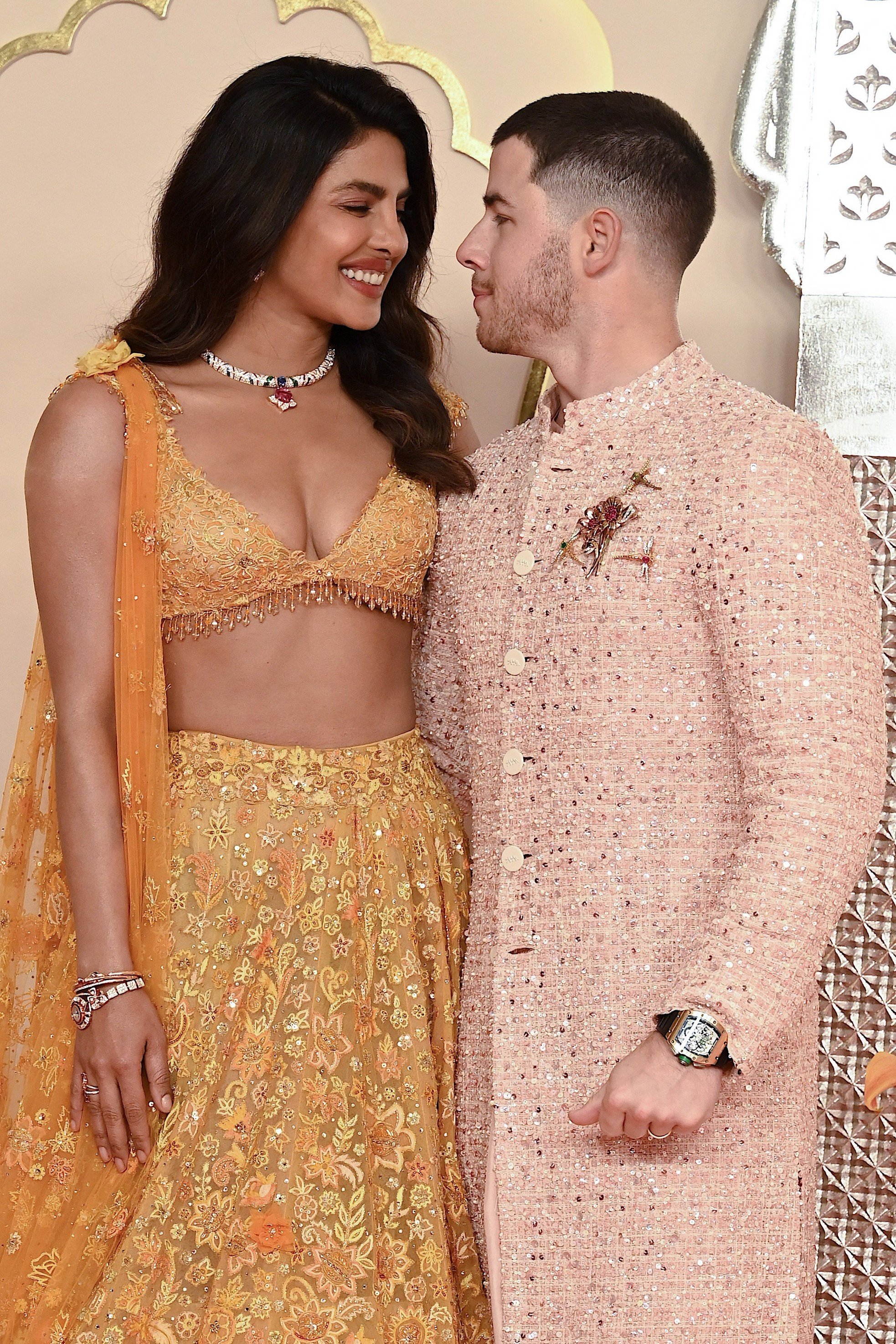 Guests wear gold and diamonds to attend the wedding of the son of an Indian billionaire, photo 5