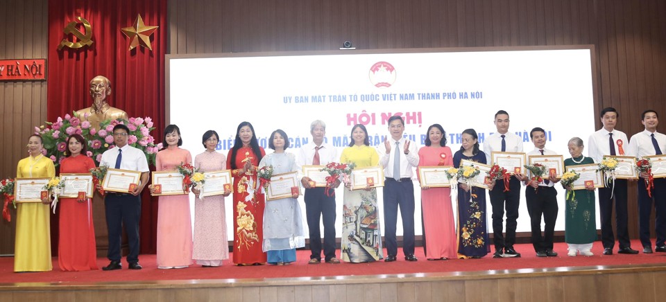 La presidenta del Comité del Frente Patriótico de Vietnam de la ciudad de Hanoi, Nguyen Lan Huong, y el vicepresidente del Comité Popular de Hanoi, Ha Minh Hai, otorgaron certificados de mérito del presidente del Comité Popular de la ciudad a dos colectivos y los títulos de 