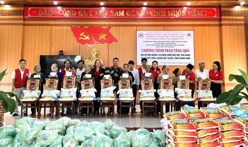 Das Rote Kreuz der Provinz Quang Nam überreichte in Zusammenarbeit mit dem Roten Kreuz der Provinz Dong Nai den Menschen der Gemeinde Duy Chau (Duy Xuyen) Geschenke. Foto: Anh Nguyet