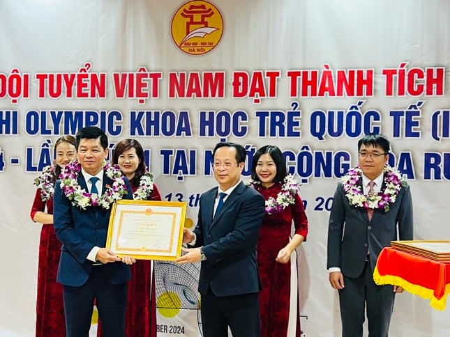 Hà Nội tặng Giấy khen cho học sinh Olympic khoa học trẻ quốc tế ảnh 2