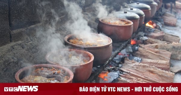 Der geschmorte Fisch von Vu Dai ist bereit, per Flugzeug zu „reisen“, um während der Tet-Zeit Kunden aus aller Welt zu bedienen.