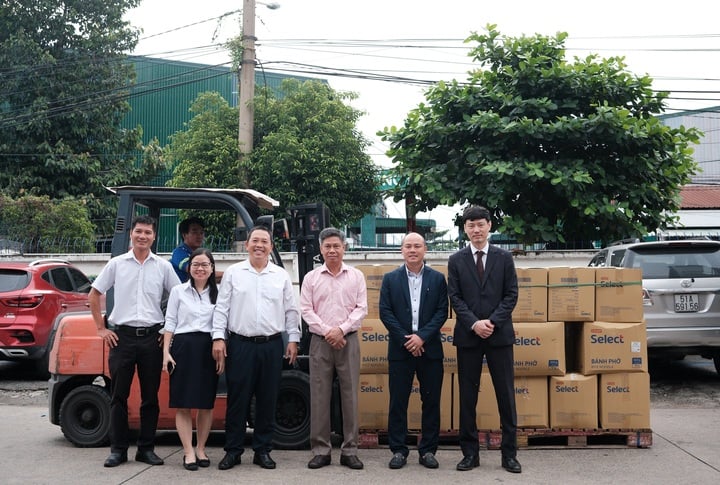 Saigon Co.op delegation and partners took souvenir photos before exporting goods to the US market.