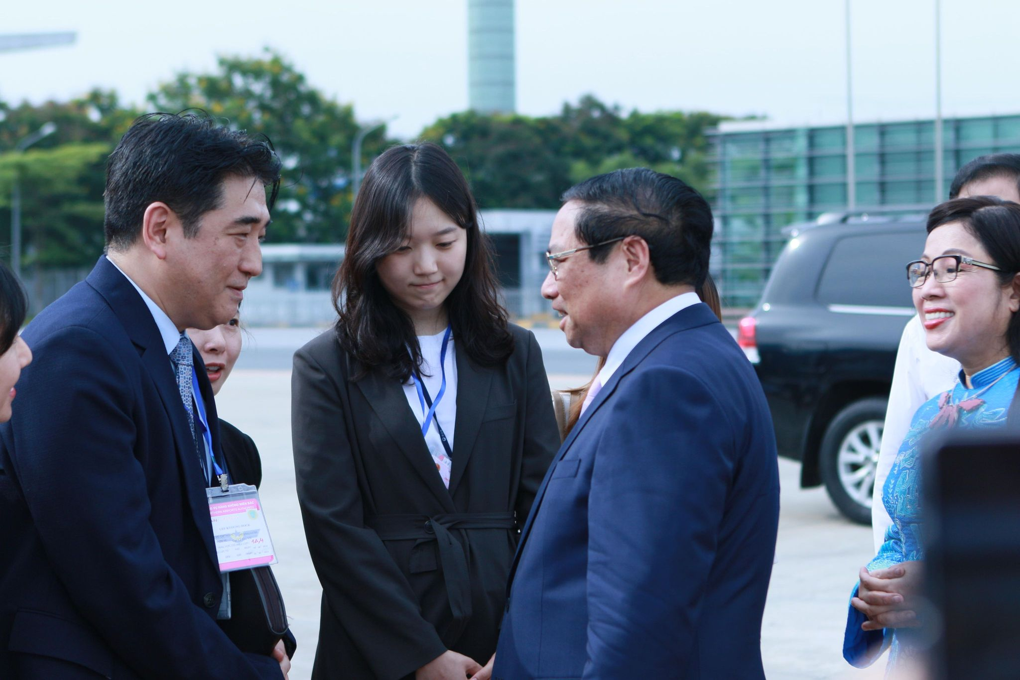 Phó đại sứ Hàn Quốc tại Việt Nam Lee Kyoung Dock tiễn Thủ tướng Phạm Minh Chính và phu nhân tại sân bay Nội Bài sáng 30-6 - Ảnh: DUY LINH