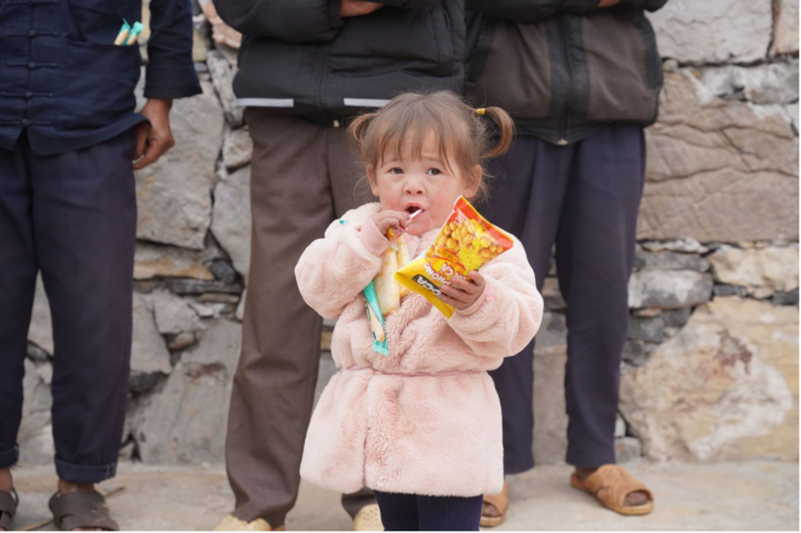 Image of a child wearing no shirt, shivering because of the harsh cold of Ha Giang