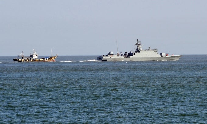 2013年、延坪島沖の漁船の近くを航行する韓国海軍艦艇。写真：AFP