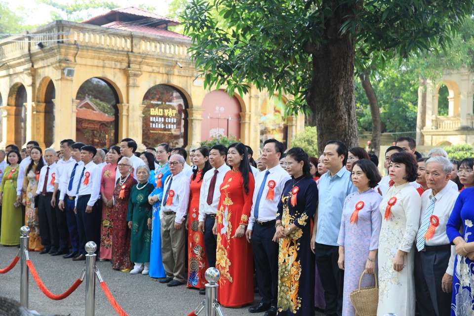 Una delegación del Comité del Frente de la Patria de Vietnam de la ciudad de Hanoi y funcionarios típicos del Frente visitaron el Sitio de Reliquias de la Ciudadela Imperial de Thang Long.