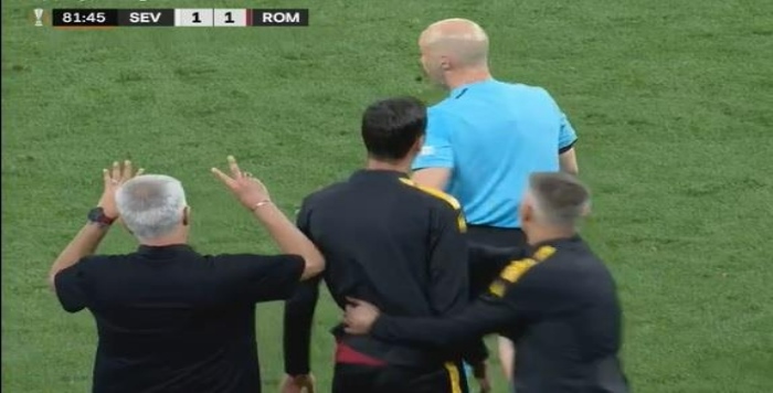 Mourinho en colère contre l'arbitre après une décision controversée - 2