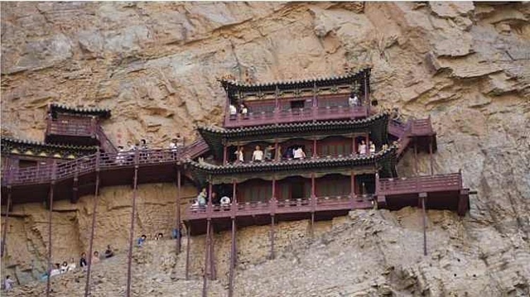 Un templo de 1.500 años de antigüedad se encuentra en precario equilibrio sobre un acantilado