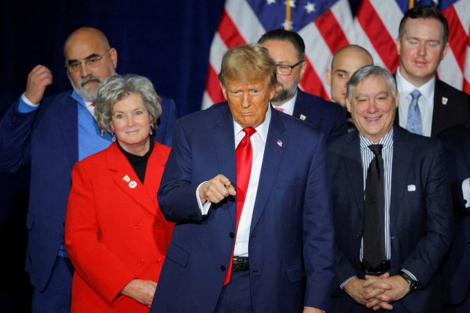 ドナルド・トランプ前大統領（中央）と主要補佐官ら、1月15日、アイオワ州デモインにて。写真：ロイター
