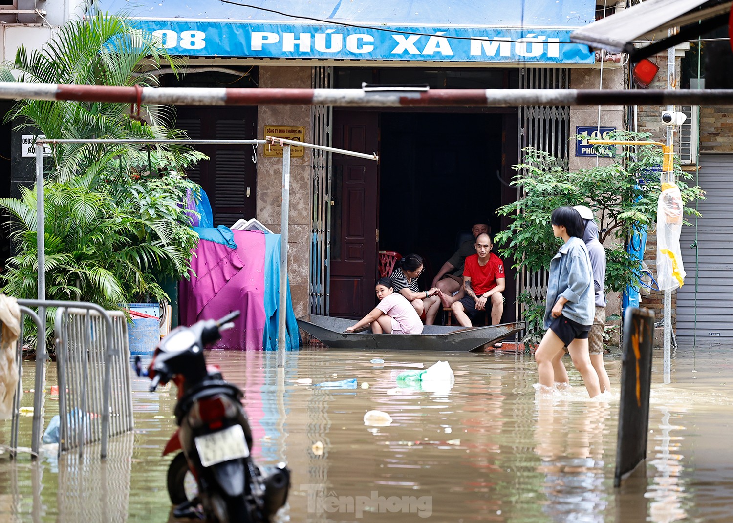 ฮานอย: บุคลากรทางการแพทย์นำเรือไปรักษาคนไข้ ภาพที่ 3