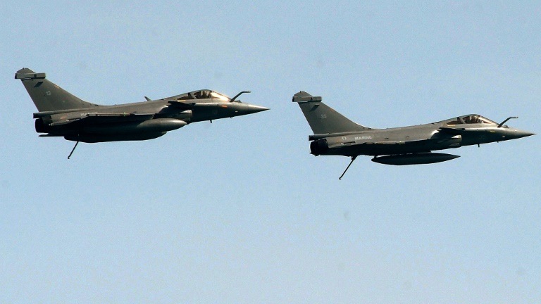 เครื่องบินขับไล่ Rafale ของฝรั่งเศสชนกับนักบินชาวฝรั่งเศส 2 นายเสียชีวิตระหว่างปฏิบัติหน้าที่ ภาพ 1