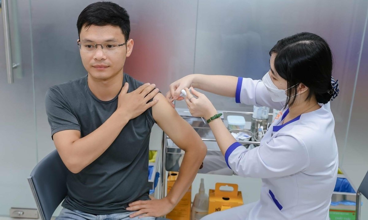 Tiêm vaccine phòng bệnh sùi mào gà tái phát