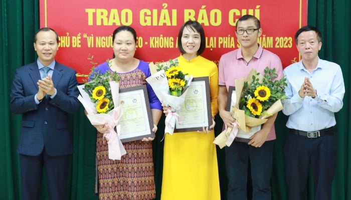 Bac Giang: Awarding journalism prizes on the theme "For the poor"