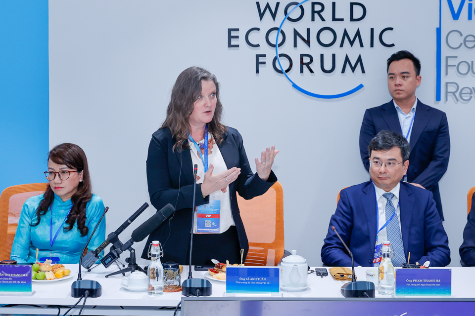 Ms. Kiva Allgood - Member of the WEF Executive Committee speaks - Photo: VGP/Nhat Bac