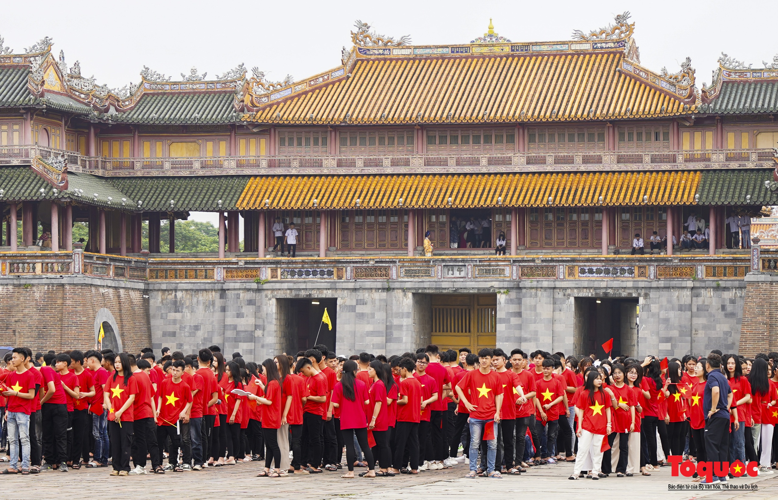 Du khách nườm nượp tham quan các di tích dịp kỷ niệm Ngày giải phóng Thừa Thiên Huế - Ảnh 2.