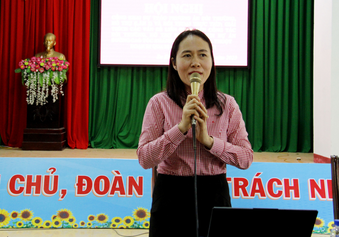 Vice Chairwoman of Krong Pac District People's Committee Ngo Thi Minh Trinh informed about policies to encourage people to hand over land early to implement the Khanh Hoa - Buon Ma Thuot Expressway Project.