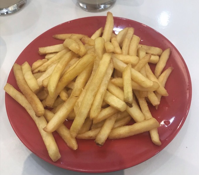 Les frites contiennent souvent beaucoup de calories et de matières grasses. Une consommation excessive peut entraîner une prise de poids. Photo : Bao Bao