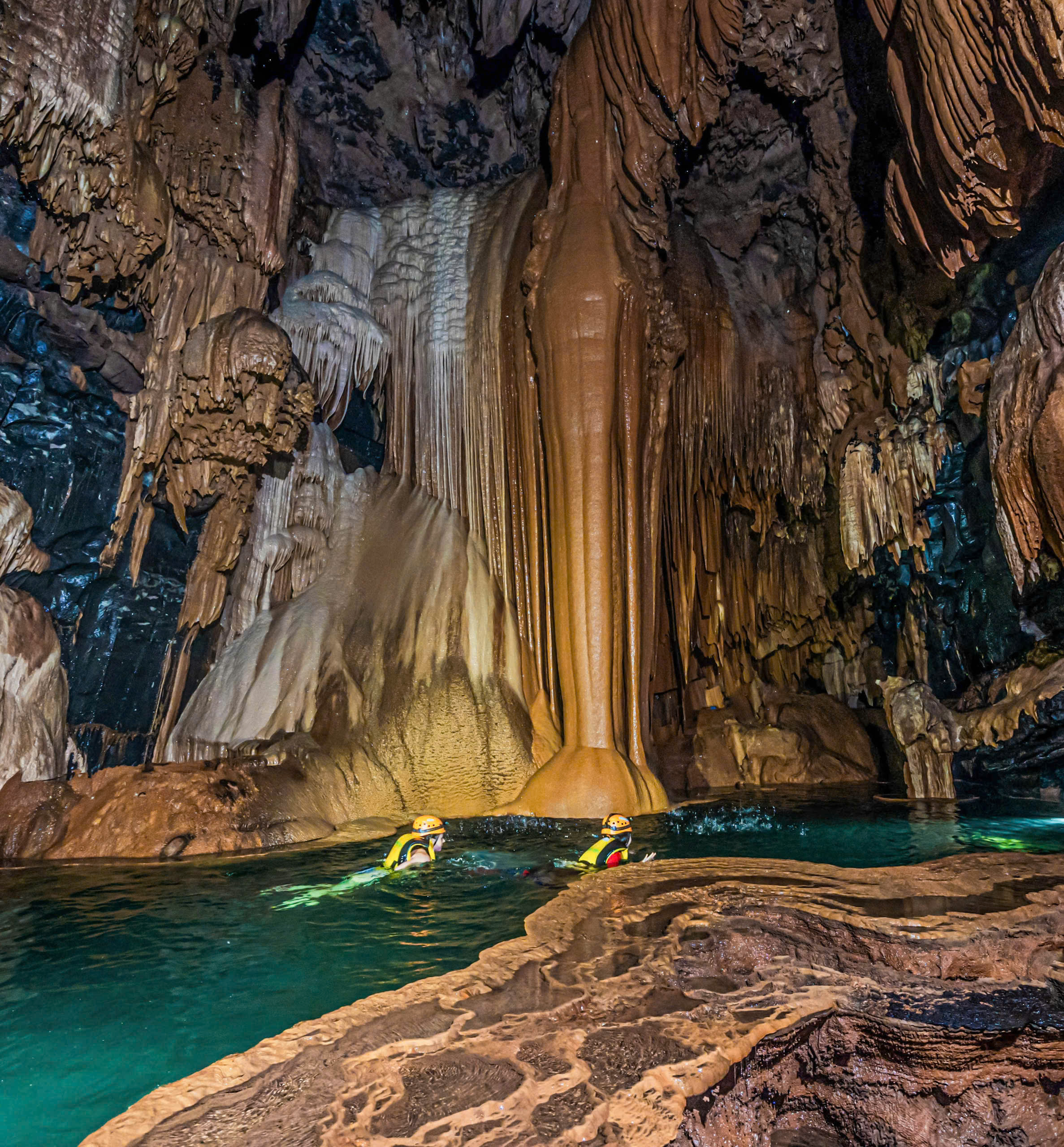 However, the special feature of Lo Lung Lake is its depth and location. According to Mr. Dung, observing during the past summer, most of the other calcium lakes in Thung Cave were dry, but Lo Lung Lake was not dry. Therefore, visitors can experience this lake at any time when exploring Thung Cave.