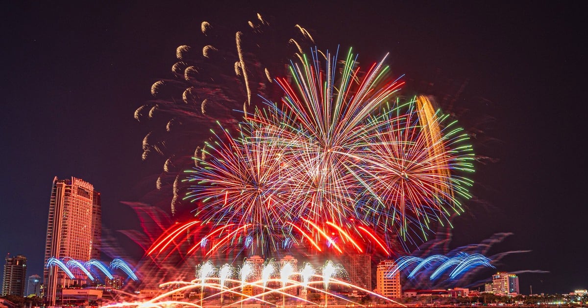 Surprise 'identities' of two competing teams at the fireworks finale